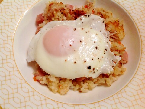 目玉焼きのせハムピラフ